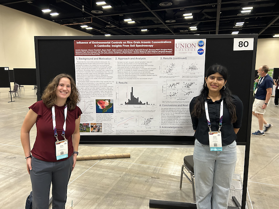 Amelia Casassa and Sienna Chambial presenting their research at GSA.