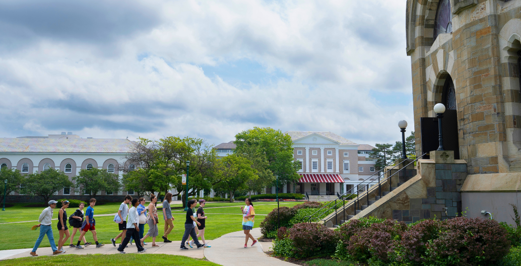 Students entering the Nott on a campus tour with a Union tour guide. 